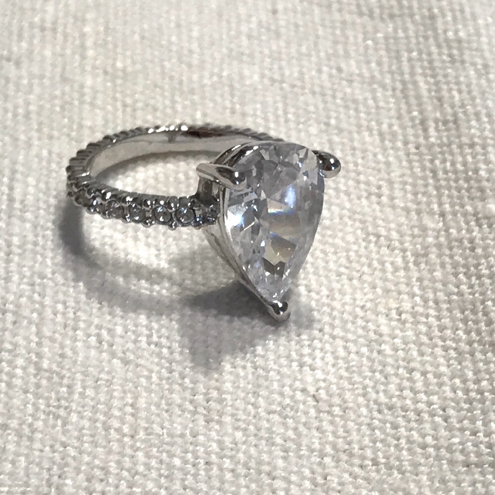 Pear shaped rhinestone ring size 6